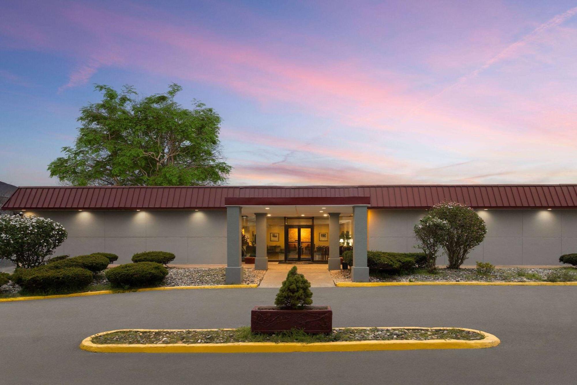 Days Inn By Wyndham Pottstown Eksteriør bilde